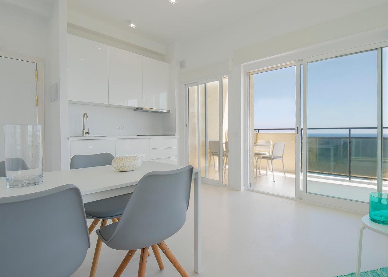 Apartamento Frontal View With Spacious Balcony